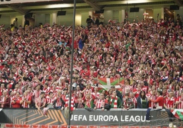 La UEFA multa al Athletic con 50.000 euros por lanzamiento de objetos, cánticos y bengalas en los duelos ante el United