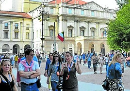 La Scala de Milán ya prohibió la indumentaria playera en 2015, pero después de unos años de manga ancha ha decidido volver a recordar el veto con avisos expresos en la puerta.