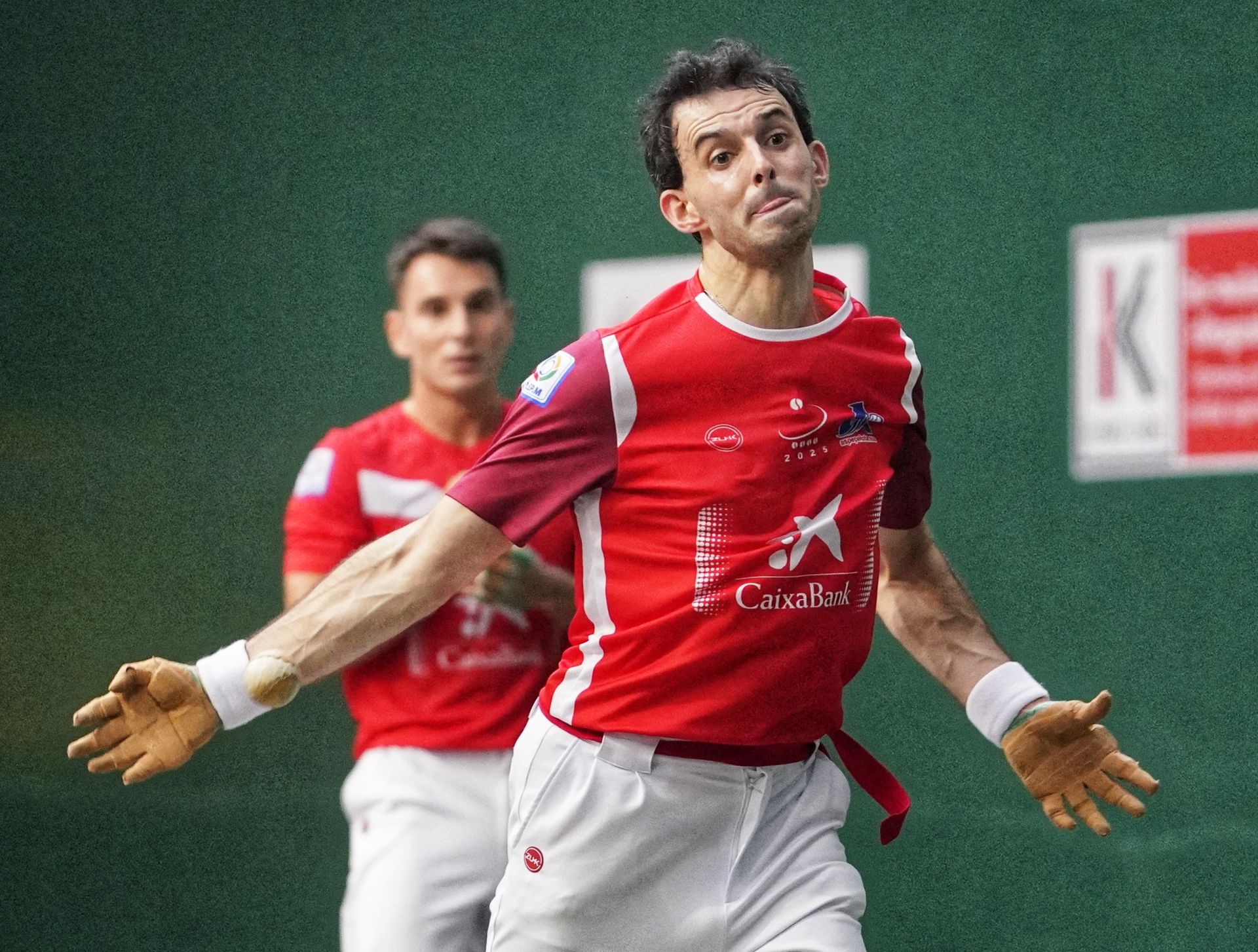 Altuna III suelta la derecha en el partido del Masters de Ermua.