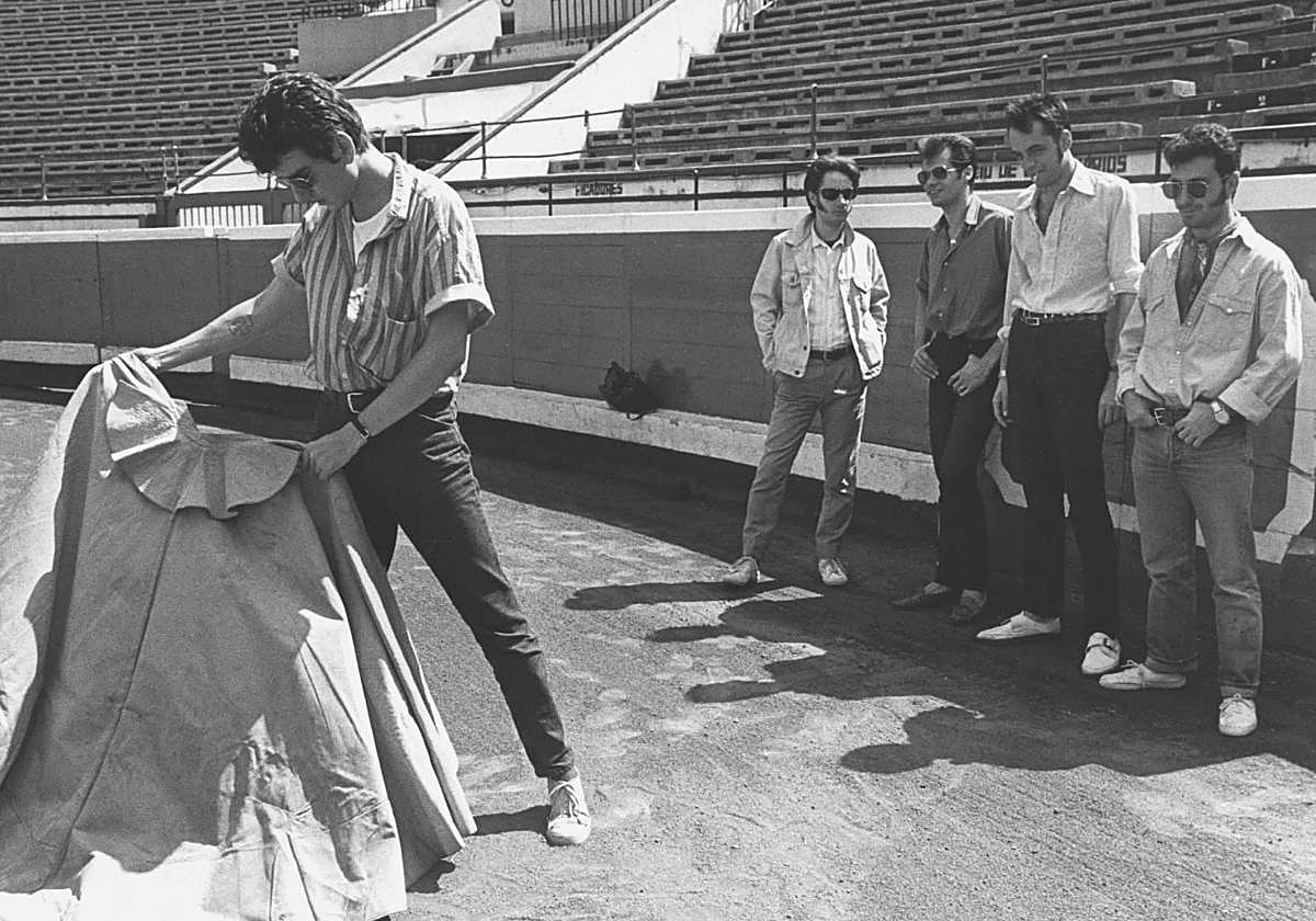 Los componentes de la banda, dando unos pases en Vistalegre durante una visita a Bilbao.