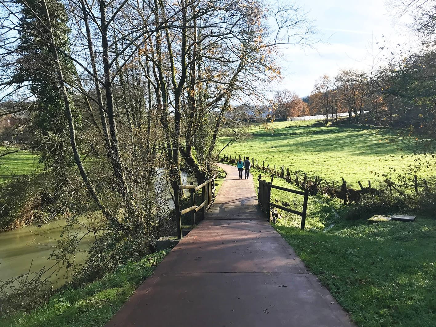El bidegorri que transcurre junto al río Urko conecta Etxebarria con Markina.