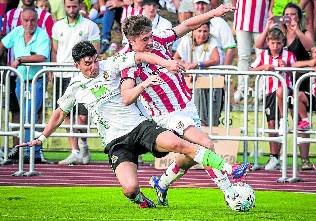Jauregizar, que jugó su primer encuentro de la pretemporada, trata de marcharse de un rival.