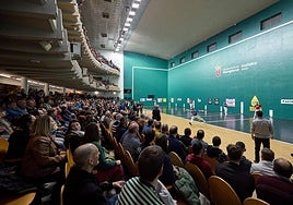 Imagen de un abarrotado frontón Labrit, que no reabrirá sus puertas hasta enero