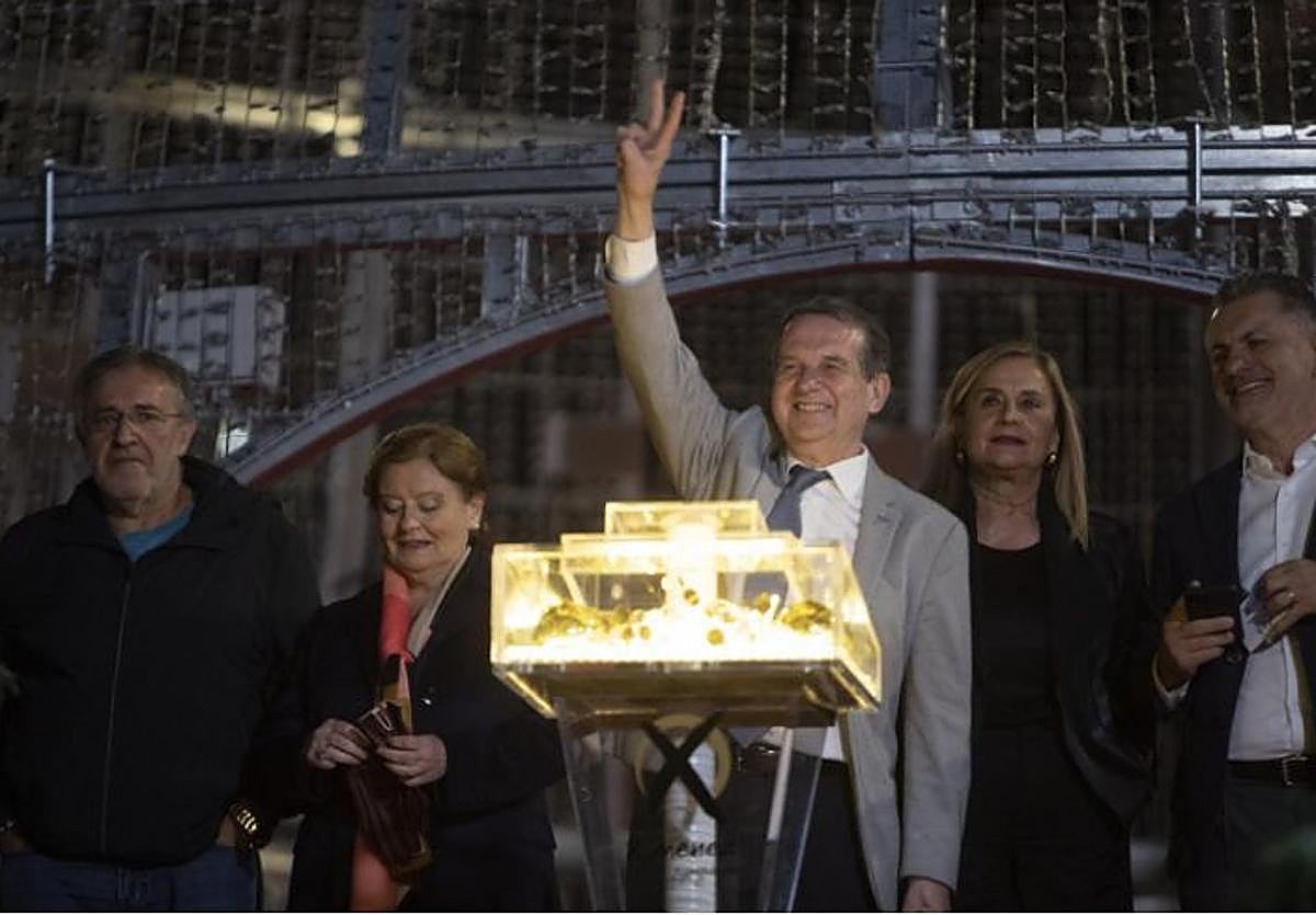 Vigo desafía al verano y ya coloca las luces para su Navidad «única en la historia»