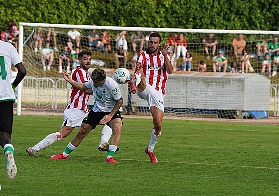 Egiluz ha salido en el once titular junto a Lekue en el centro de la zaga.