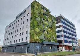 El inmueble, con una fachada verde, está en el polígono Ibarzaharra, junto al polo sanitario.