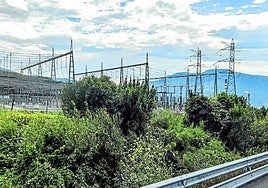 La línea de alta tensión partirá desde la subestación de Abanto, que se ubica junto a la A-8 y la refinería de Petronor.