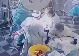 Impresionantes imágenes de unos médicos rusos operando durante el megaterremoto