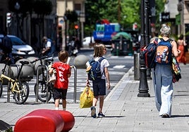 El BOE publica los nuevos permisos de maternidad y paternidad: cuándo entran en vigor y qué cambios suponen