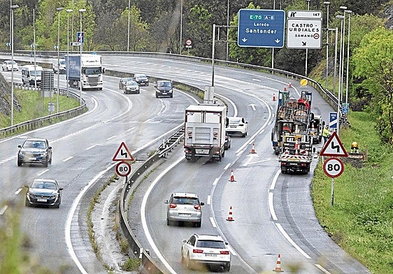 Operarios instalan los tótems para sujetar el radar de tramo que empezará a funcionar el martes.