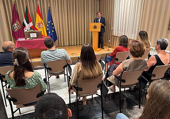 Un momento del acto íntimo celebrado en Vitoria.