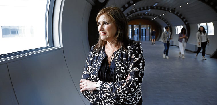 María Jesús San José posa en el túnel que conecta las sedes del Gobierno vasco en Vitoria.