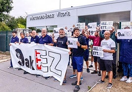 Concentración este jueves en la puerta de Mercedes.