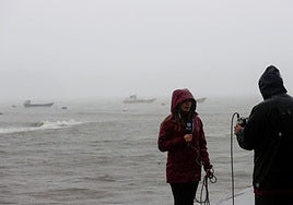 Una periodista transmite en vivo durante una evacuación de la costa de Concepción, Chile, uno de los tantos sitios hasta donde llegó el oleaje producto del terremoto en Rusia.