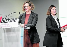 La diputada general, Elixabe Etxanobe, y la diputada de Hacienda, Itxaso Berrojalbiz