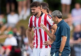 Ernesto Valverde da instrucciones a Egiluz el miércoles ante el Racing.
