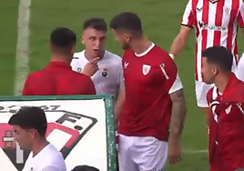 El roce de Iñigo Vicente con Sancet al descanso del amistoso entre el Athletic y el Racing