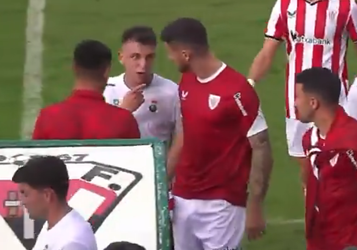 El roce de Iñigo Vicente con Sancet al descanso del amistoso entre el Athletic y el Racing