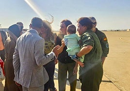 Cruces tratará a tres de los trece niños gazatíes enfermos llegados ayer a España