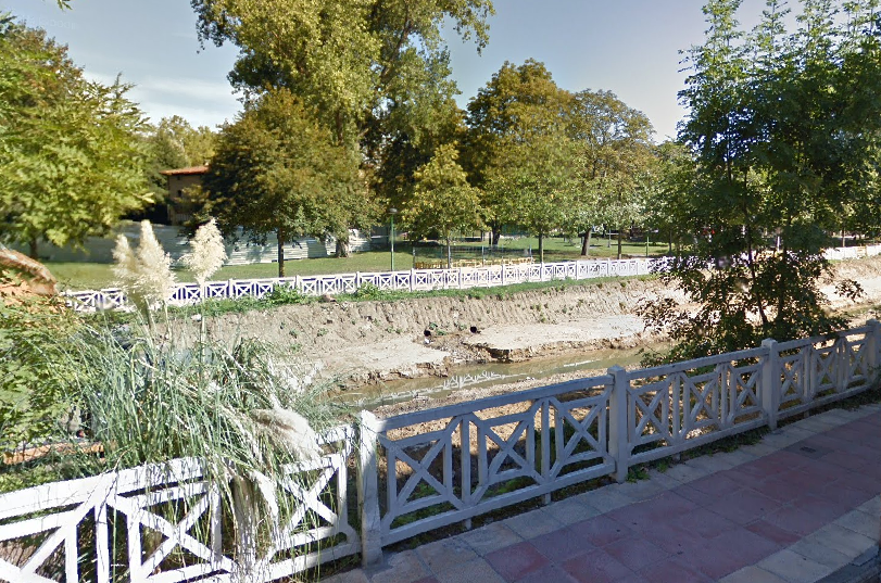 Los residentes creen que la maleza crecida en el cauce del Gobela ha favorecido la expansión de roedores por el barrio.