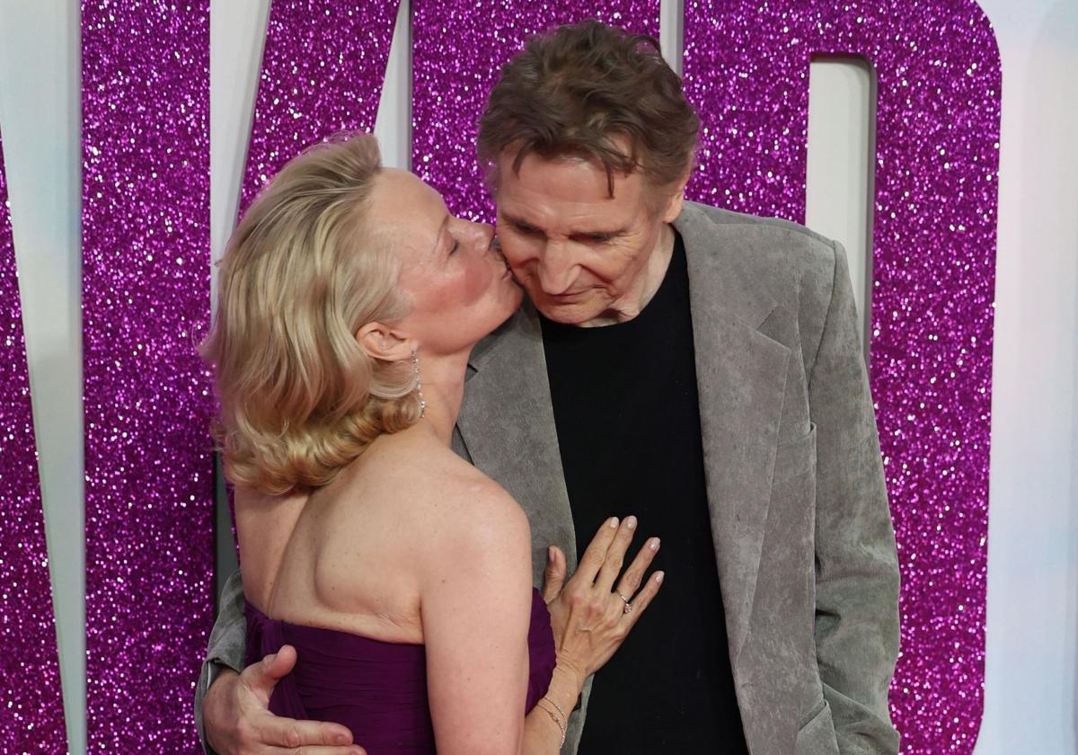 El pasado 22 de julio, Pamela Anderson y Liam Neeson no escatimaron en arrumacos y gestos cariñosos durante la presentación de la película que han rodado juntos, 'Agárralo como puedas'.