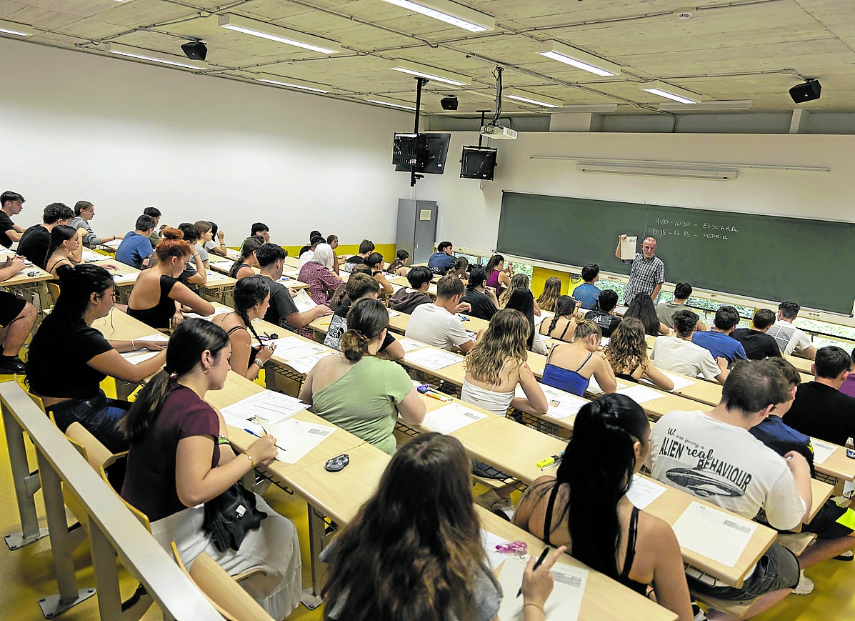 Alumnos se enfrentan a la prueba de la selectividad en un centro donostiarra.