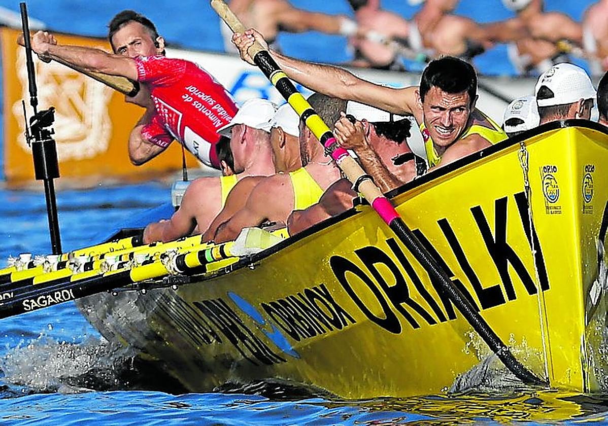 La tripulación de Orio se dispone a realizar una ciaboga en Getxo.