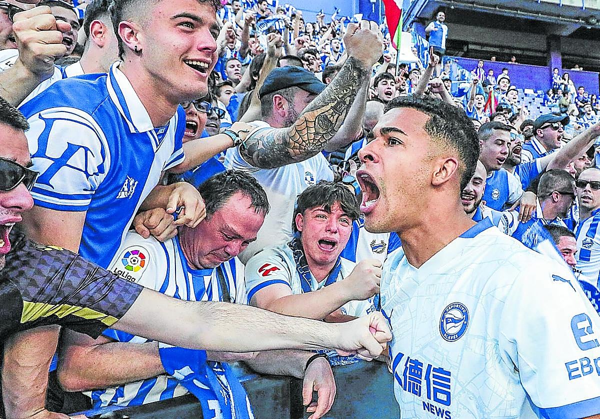 Mouriño celebra con la afición albiazul la salvación matemática del Alavés tras la victoria en Valladolid.