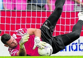 Unai Simón disputó los 90 minutos en el test más serio de la pretemporada hasta la fecha ante el PSV en Eindhoven.