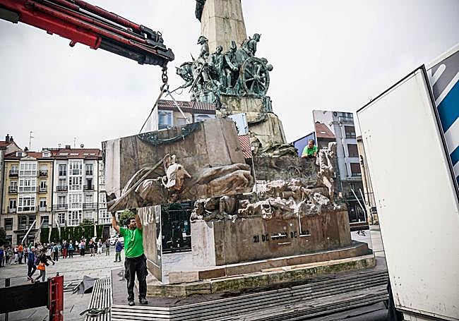 Varios operarios colocaron los paneles protectores en torno al monumento de La Batalla de Vitoria