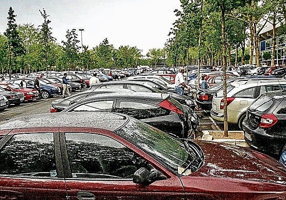 El parking de Mendizorroza, repleto de coches antes de la disputa de un partido.