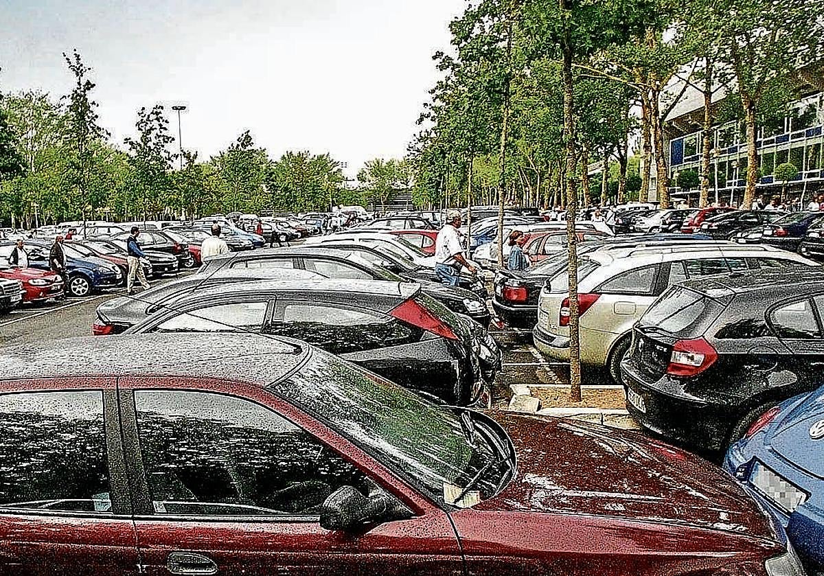 El parking de Mendizorroza, repleto de coches antes de la disputa de un partido.