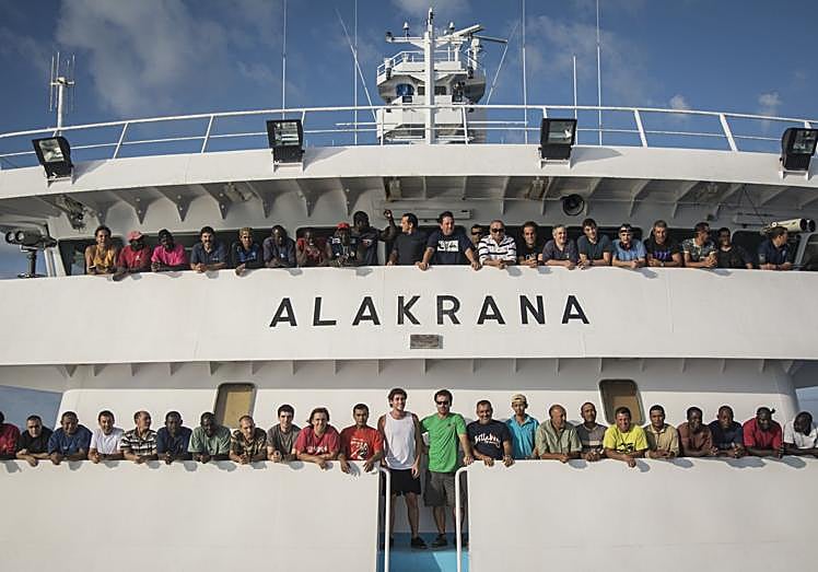 Foto de la tripulación multicultunal (hay vascos, gallegos, africanos, indonesios y marineros de las Seychelles) del atunero congelador Alakrana tomada en aguas del Índico en una de sus mareas de cuatro meses, aunque regresan a puerto cada 30 días.