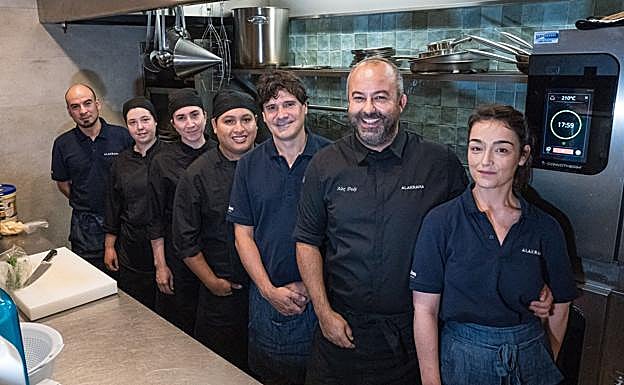 La tripu de tierra del restaurante Alakrana: Jared Fernández, Dunixe Oosterveen, Paola Britos, Christian Gaspar Munayco, Unai Uriarte (maître), Alex Duke y Julene Santamarina.