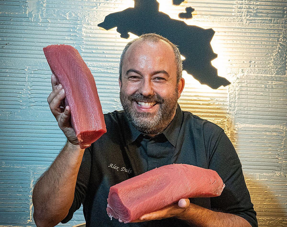 Alex Duke, chef del Alakrana de Bermeo, muestra (con un fondo de las Seychelles) atún pescado por sus paisanos a 5.000 millas de casa y que hoy comen locales y visitantes.