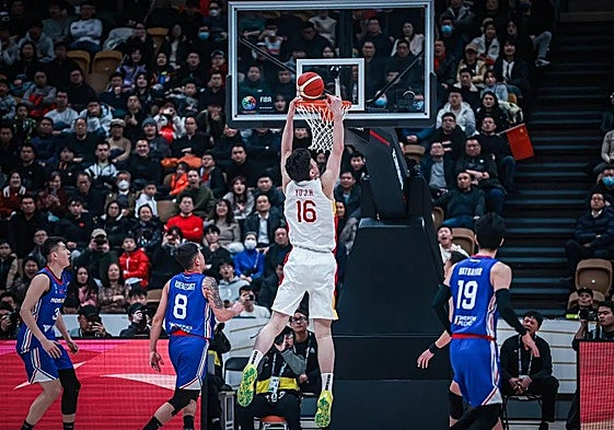 Jiahao Yu machaca el aro en un partido con la selección china.