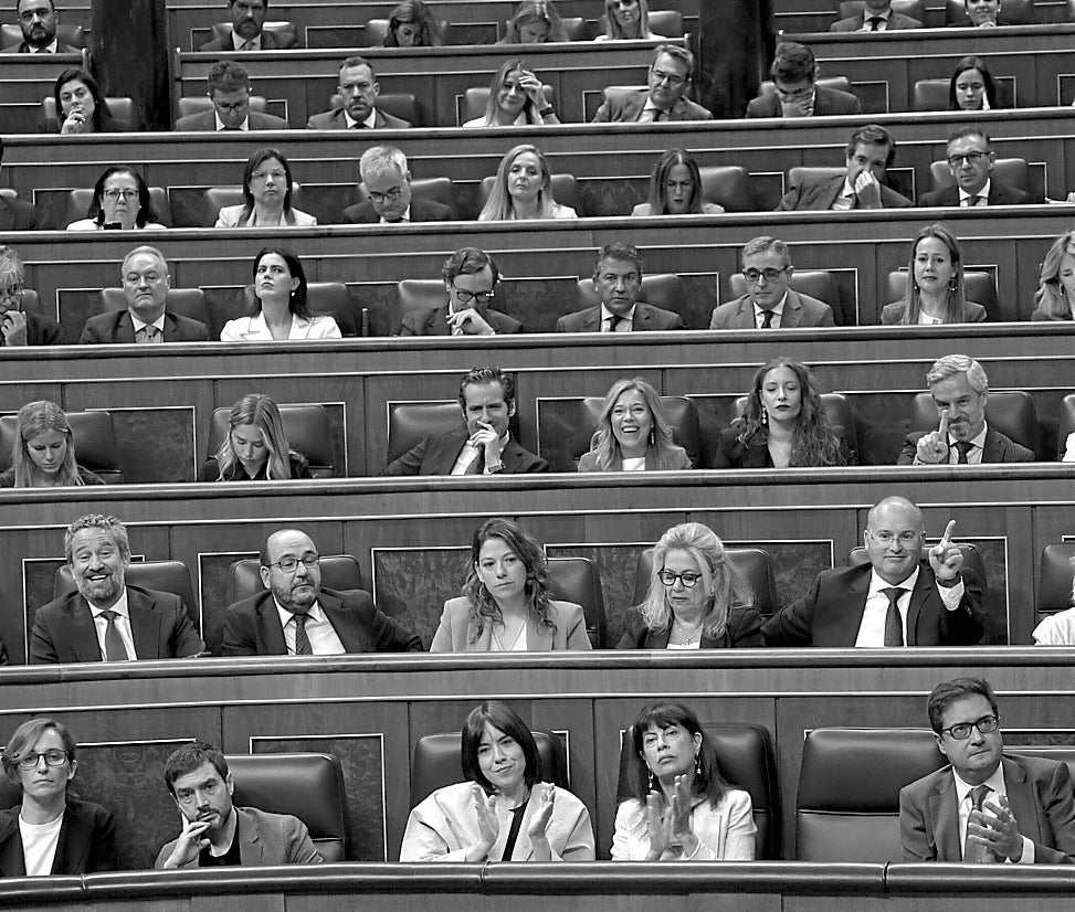 Más política, menos políticos