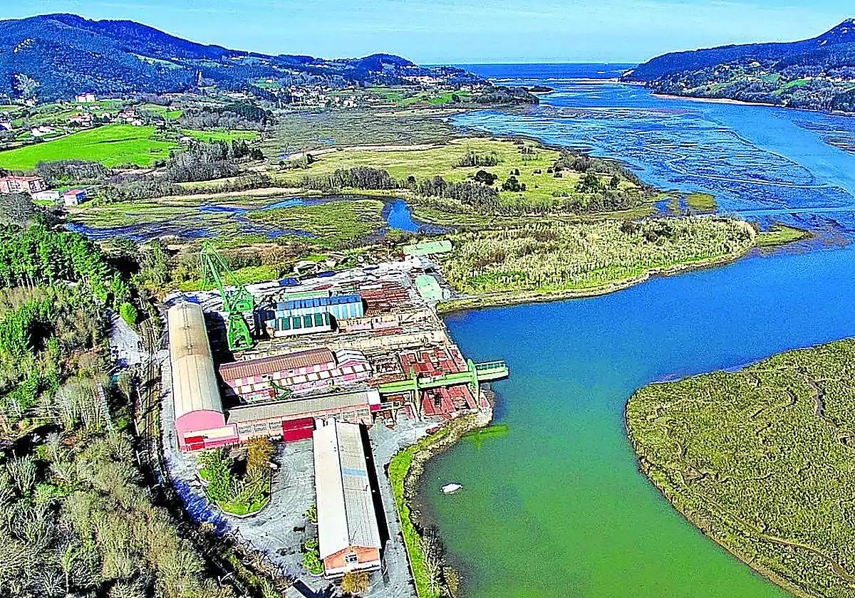 Vista aérea de la zona de las marismas de Urdaibai, con los astilleros de Murueta, donde se construiría la segunda sede del Guggenheim de la zona