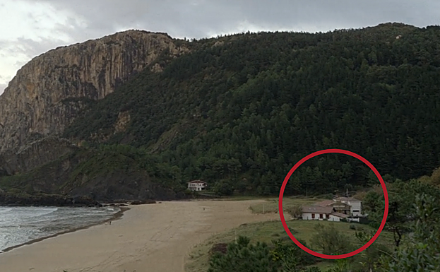 La playa de Laga con el chiringuito que queman en la ficción de Netflix.