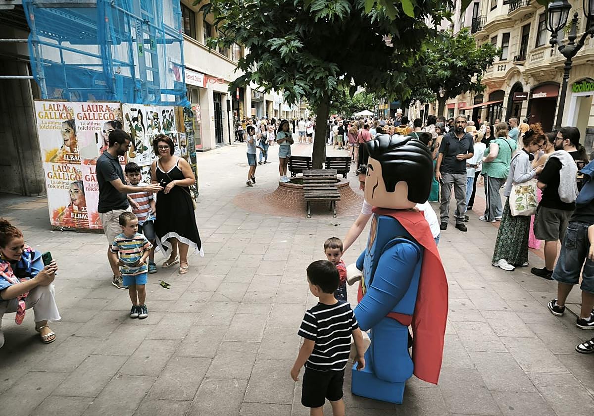 Largas colas en la inaguración de la tienda de LEGO en Bilbao