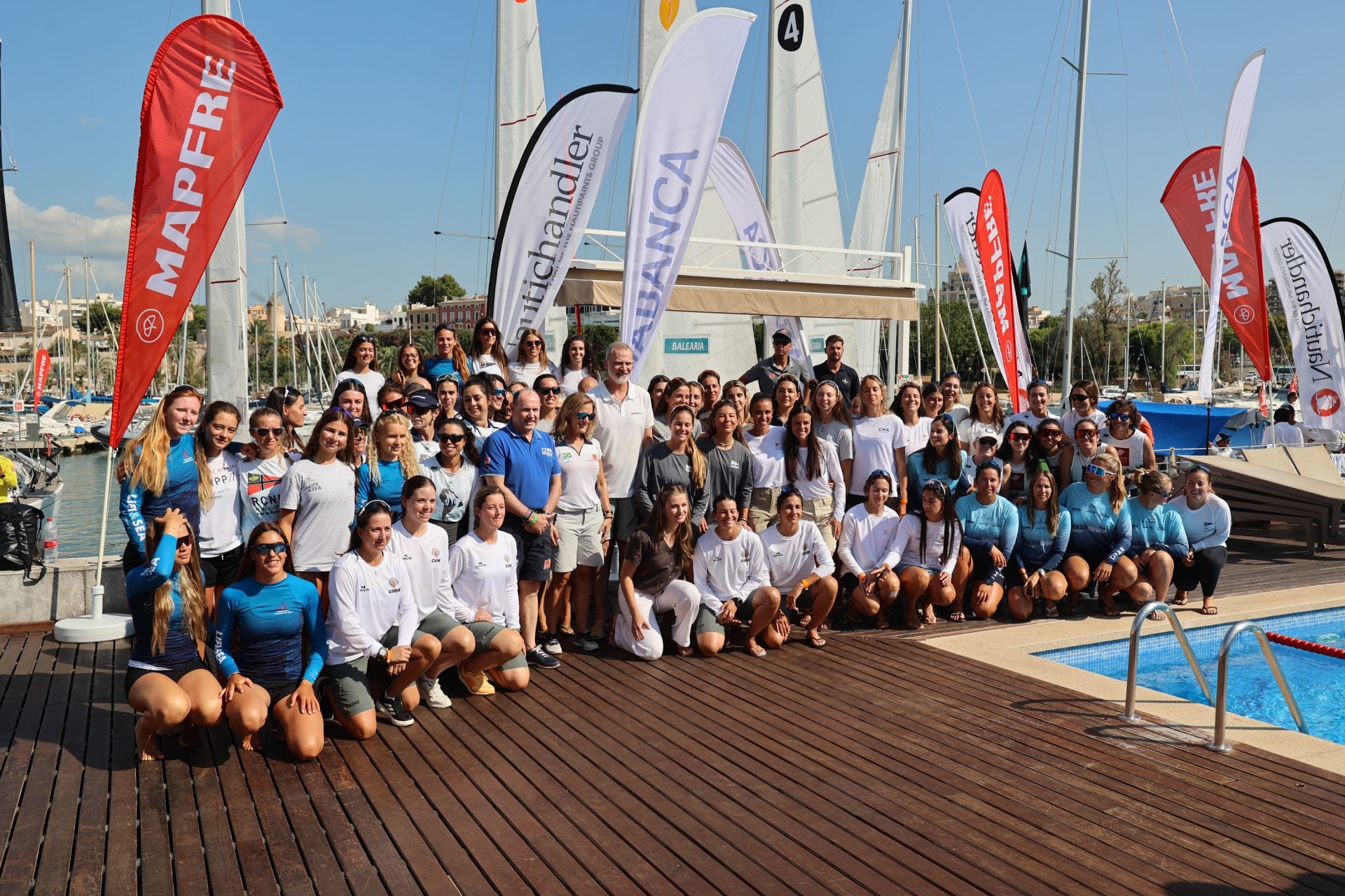 La visita sorpresa de Leonor en el Náutico de Palma: abrazo al Rey y apoyo a los equipos femeninos de vela