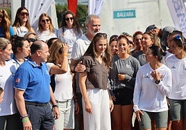 La visita sorpresa de Leonor en el Náutico de Palma: abrazo al Rey y apoyo a los equipos femeninos de vela