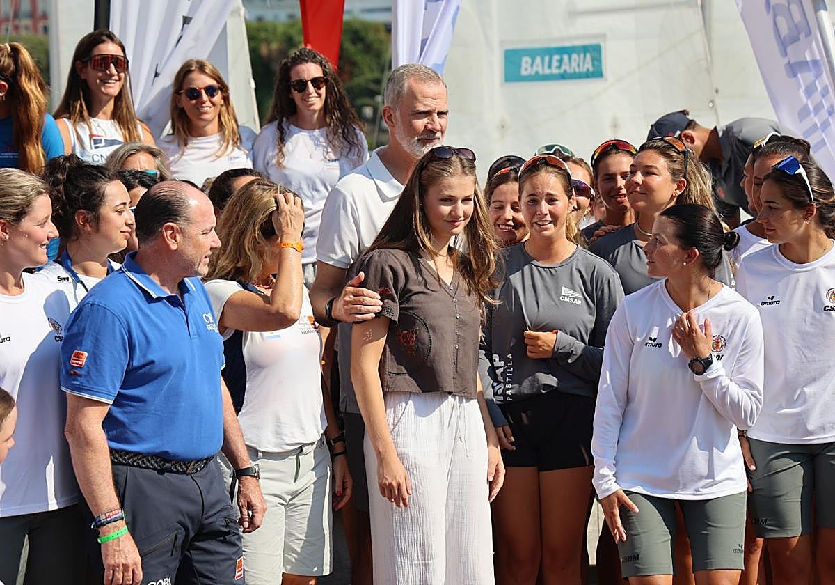 La visita sorpresa de Leonor en el Náutico de Palma: abrazo al Rey y apoyo a los equipos femeninos de vela