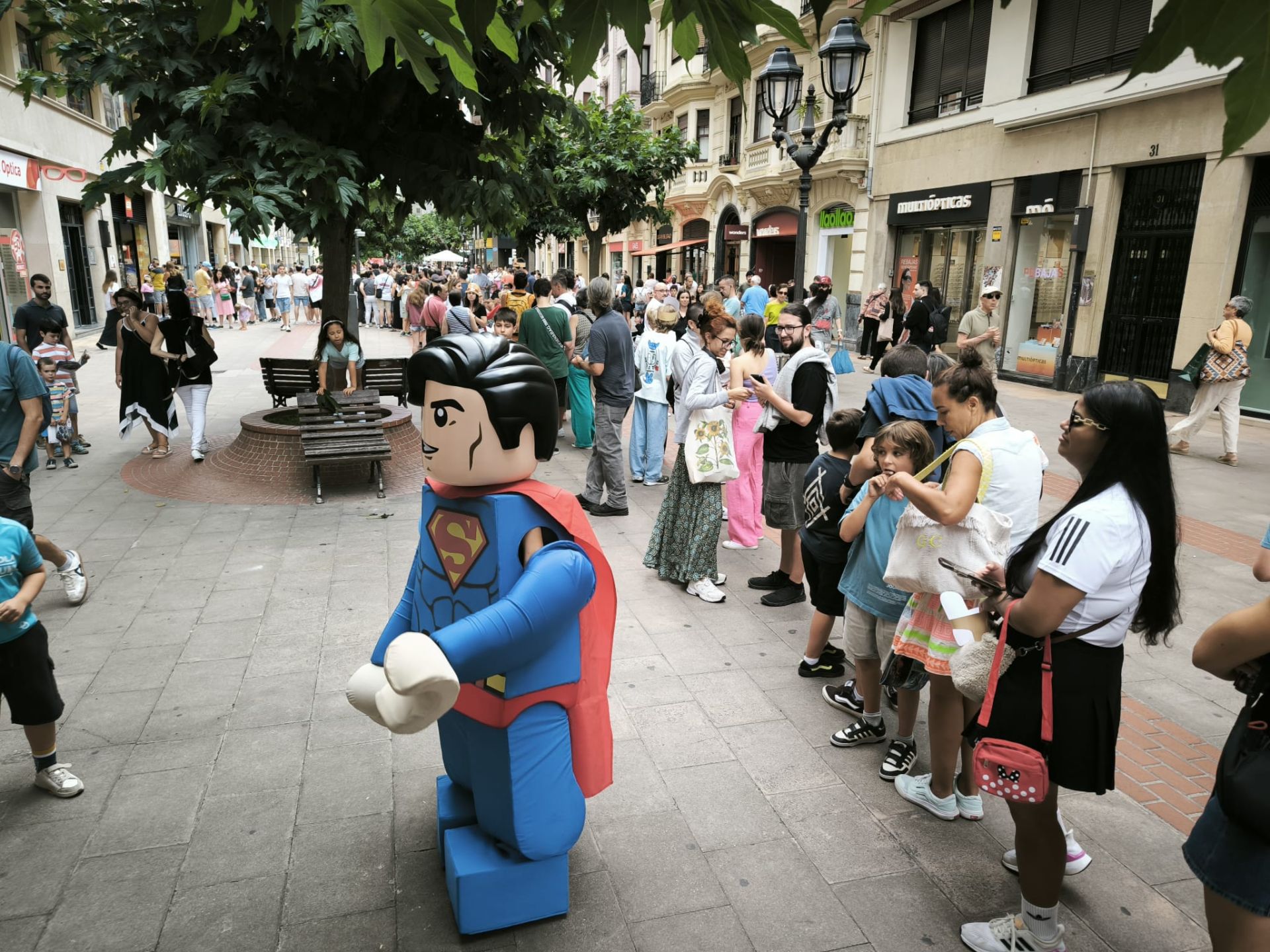 Largas colas en la inaguración de la tienda de LEGO en Bilbao