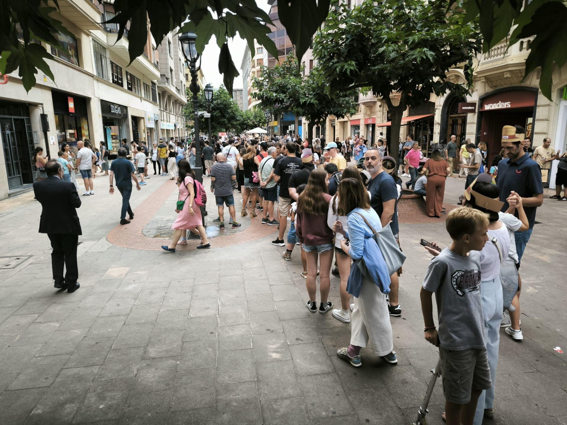 Largas colas en la inaguración de la tienda de LEGO en Bilbao
