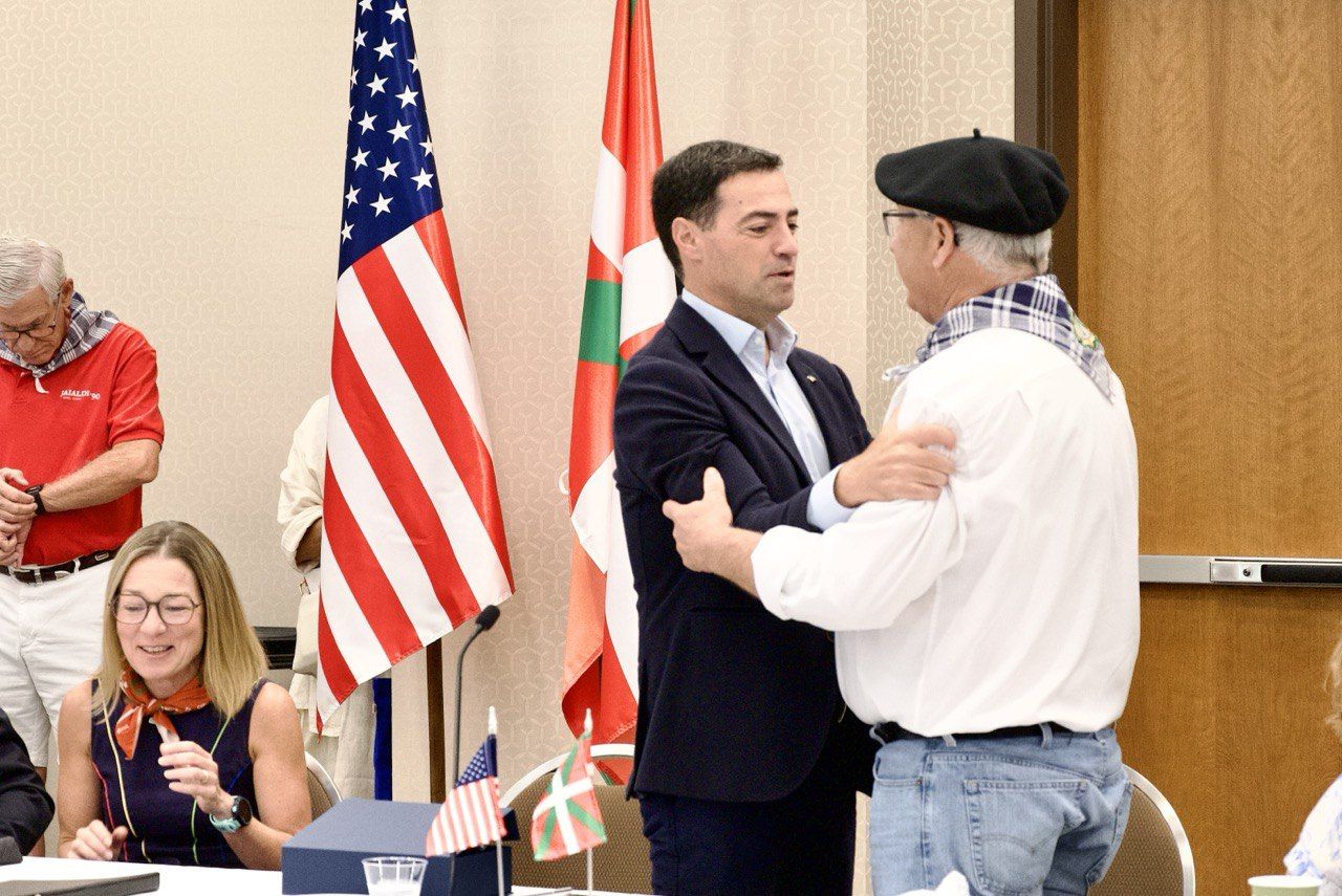 Premio al profesor Carmelo Urza, el padre del programa de intercambio de estudiantes entre EEUU y Euskadi