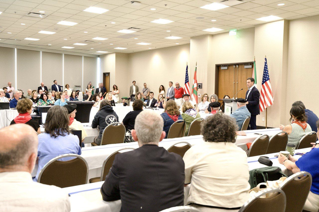 Premio al profesor Carmelo Urza, el padre del programa de intercambio de estudiantes entre EEUU y Euskadi