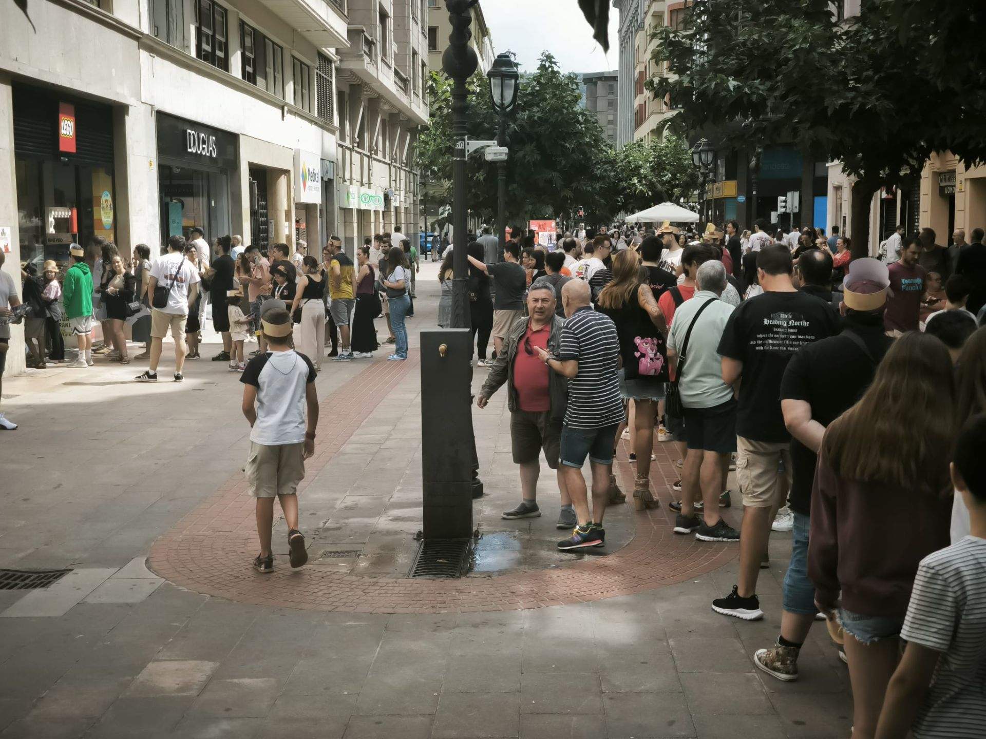 Largas colas en la inaguración de la tienda de LEGO en Bilbao