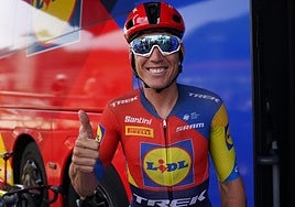 Los ciclistas se sacan fotos y firman autógrafos antes de la salida en el Museo Guggenheim.