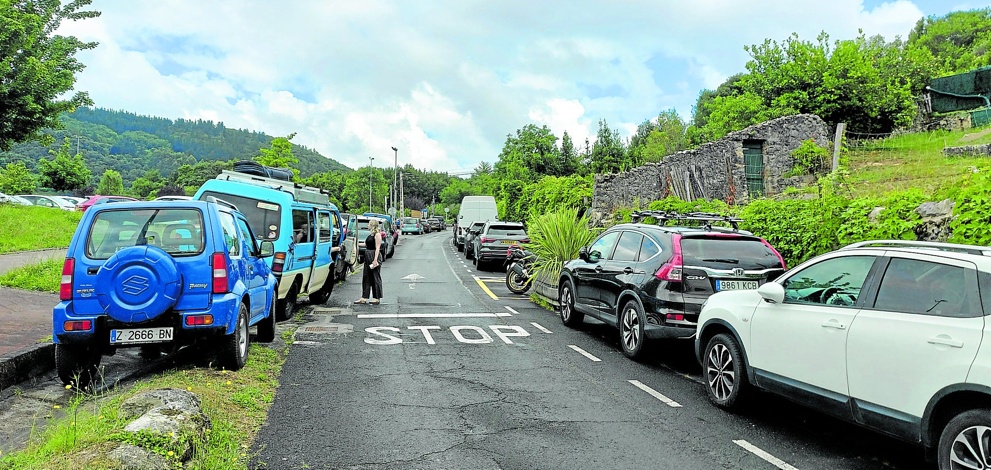 Los turistas y veraneantes tienen que aparcar en los estacionamientos del exterior de Lekeitio que están saturados durante la temporada estival.